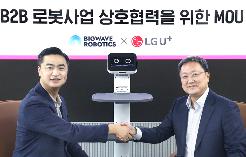 LG유플러스는 ‘빅웨이브로보틱스’와 MOU을 체결하며 로봇 사업을 강화한다. (오른쪽부터) 임장혁 LG유플러스 기업신사업그룹장과 김민교 빅웨이브로보틱스 대표. 사진=LG유플러스