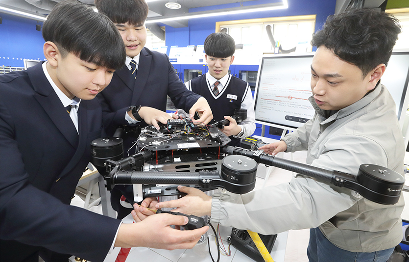 KT는 서울로봇고와 손잡고 로봇과 인공지능을 아우르는 융합형 기술 명장 양성에 나선다. 서울 강남구 서울로봇고에서 재학생들이 AI 교육을 받고 있는 모습. 사진=KT