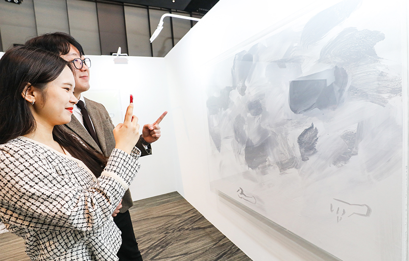 10일 오전, 경기도 성남시 분당구에 위치한 현대백화점 판교점 10층 문화홀에서 고객들이 '판교 아트 뮤지엄' 작품들을 구경하는 모습. 사진=현대백화점