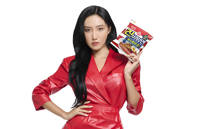 오뚜기는 마마무의 화사를 ‘진비빔면’ 새 모델로 발탁하고 3일 신규 진비빔면 TV CF를 송출했다. 사진=오뚜기