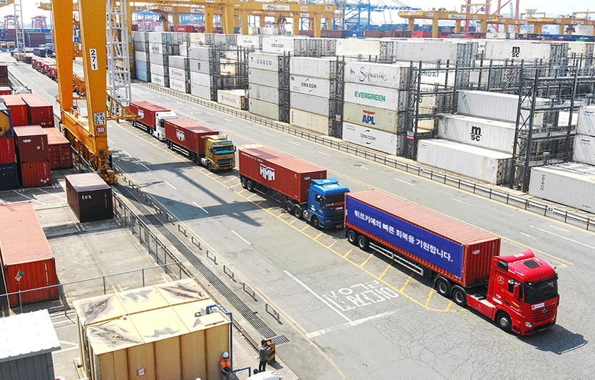 튀르키예 구호물품을 실은 컨테이너가 부산신항에서 선적을 기다리고 있다. 사진=HMM