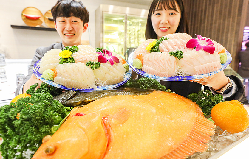 현대백화점 판교점 식품관에서 프리미엄 활어회 상품을 소개하고 있는 모습. 사진=현대백화점