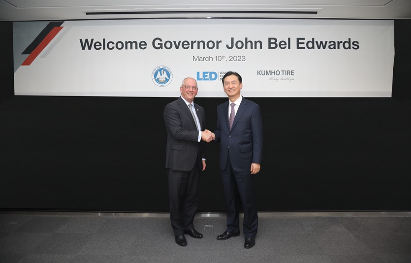 존 벨 에드워즈(왼쪽) 루이지애나 주지사와 정일택 금호타이어 대표이사 사장이 인사를 나누고 있다. 사진=금호타이어