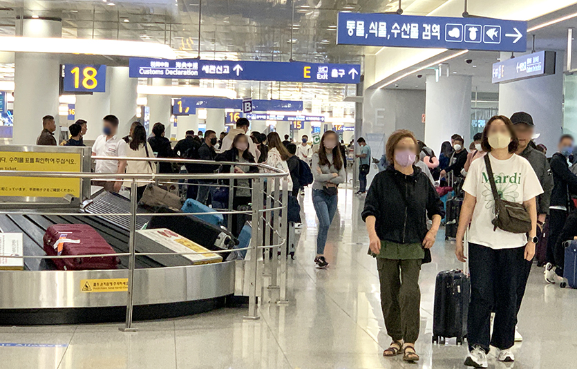 8일 코로나19 확진자 수는 1만명대 초반을 기록했다. 인천국제공항 입국장. 사진=김성미 기자