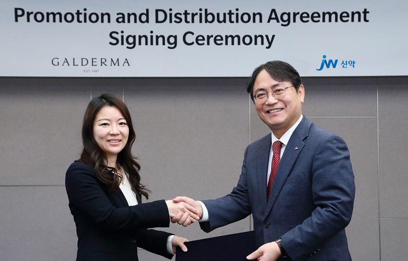 김용관 JW신약 대표이사(오른쪽)와 김연희 갈더마코리아 대표이사가 계약을 체결한 뒤 기념 사진을 찍고 있다. 사진=JW신약