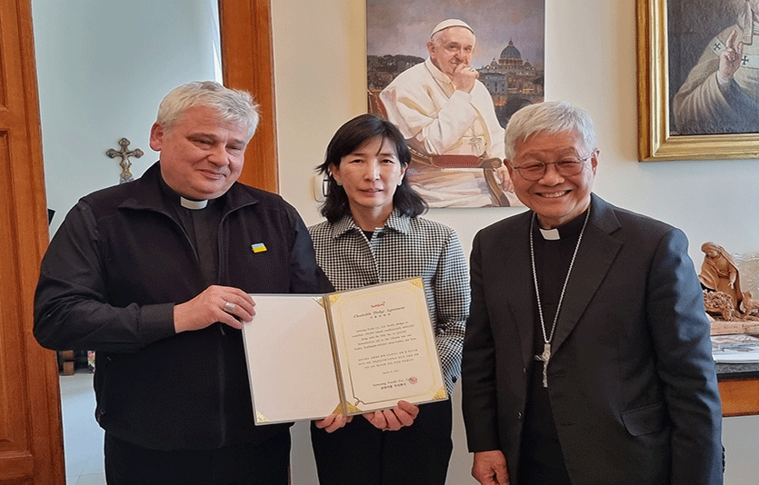 (왼쪽부터)콘라드 크라예프스키 추기경, 김정수 삼양식품 부회장, 유흥식 라자로 추기경. 사진=삼양식품