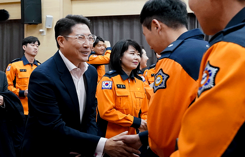 효성 조현준 회장이 14일 울산북부소방서에서 열린 ‘제1차 다함께 나눔 프로젝트’ 행사에서 소방관을 만나 인사하고 있다. 사진=효성