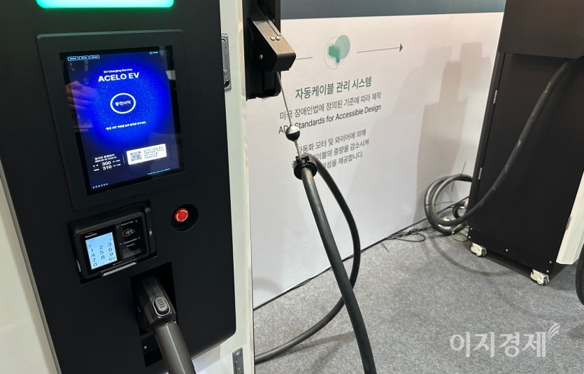 두꺼운 케이블을 모터 와이어가 올리고 있다. 사진=최준 기자