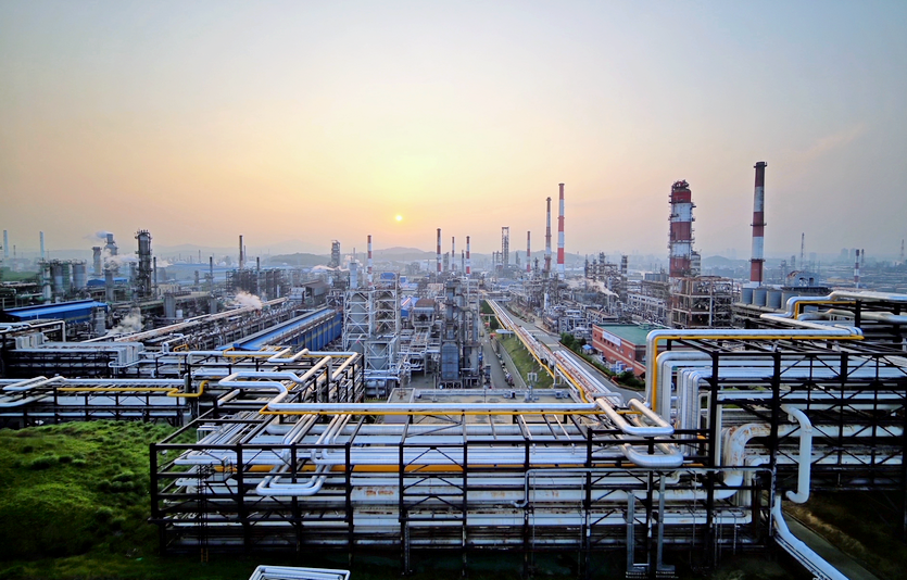 SK에너지가 탄소 중립을 시현하기 위해 국내 최초로 중온 아스콘을 생산 공급한다. SK이노베이션 울산 공장 전경. 사진=SK에너지