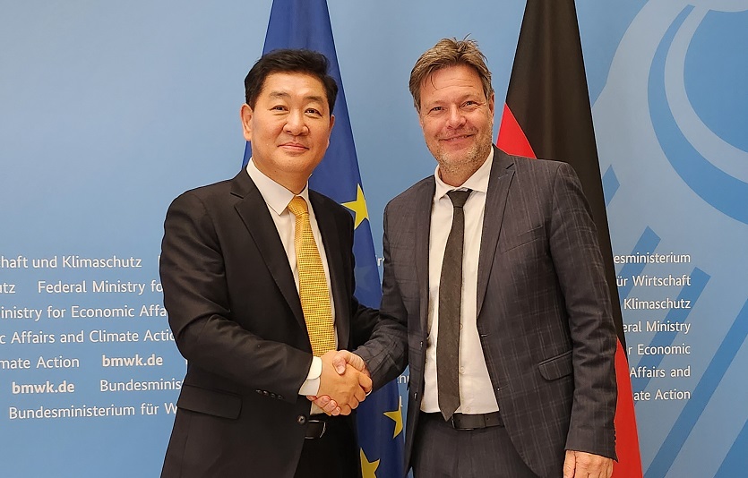 한종희 삼성전자 부회장은 독일 부총리와 만나 부산엑스포 유치와 친환경에 대해 논의했다. 사진=삼성전자<br>