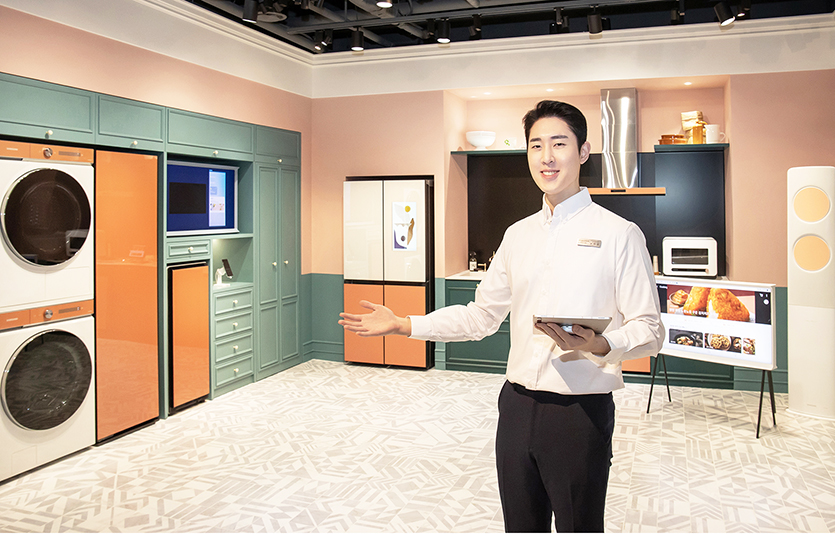 삼성전자 모델이 서울 강남구 논현동에 위치한 삼성 디지털프라자 강남본점에서 ‘스마트싱스 홈 라이프’ 체험존을 소개하고 있는 모습. 사진=삼성전자