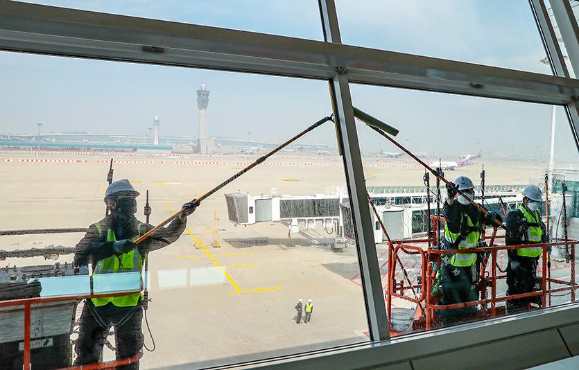 20일 오전 환경 미화 직원들이 인천국제공항의 탑승동 외부 유리벽 및 계류장관제탑을 청소하고 있다. 사진=인천국제공항공사