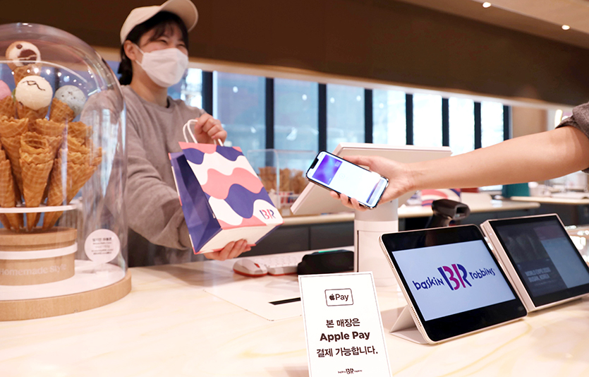 배스킨라빈스 SPC스퀘어점에서 고객이 애플페이를 이용해 결제를 진행하고 있다. 사진=SPC
