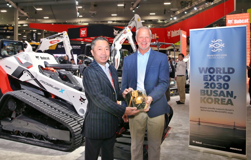 콘엑스포 2023에 방문한 박정원 두산그룹 회장(좌)이 마이크 볼웨버 북미 지역장(우)과 악수를 나누고 있다. 사진=두산밥캣