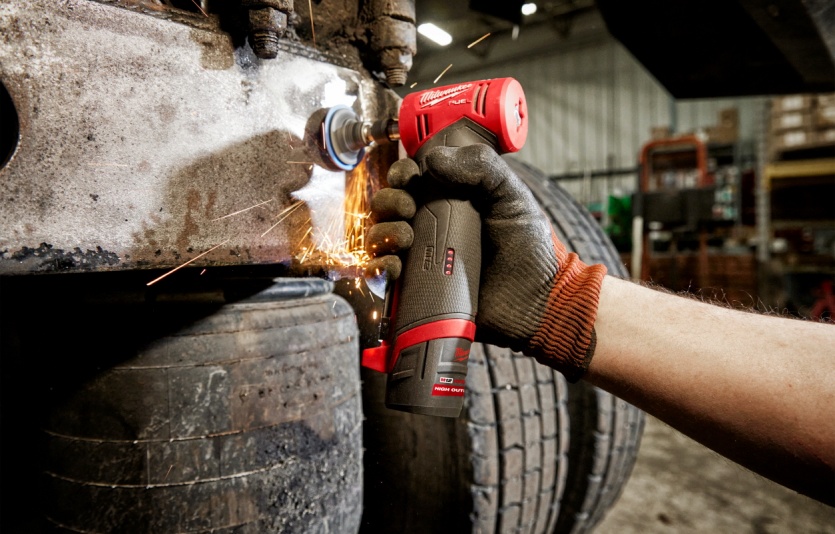 밀워키 무선 공구에 M12 HB2.5 배터리를 장착한 모습. 사진=밀워키