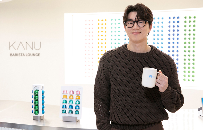 카누 모델 공유가 카누 하우스에서 기념사진을 촬영하고 있다. 사진=동서식품