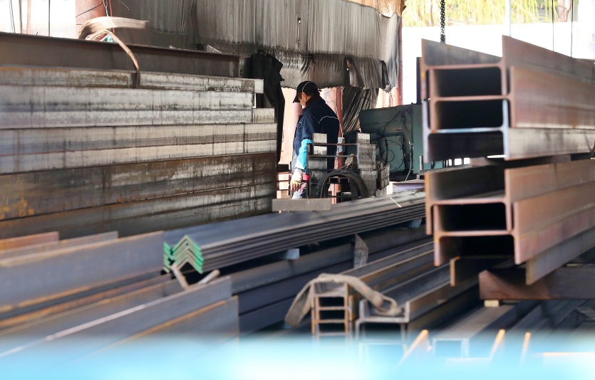 서울 시내 한 공업사에서 근로자가 작업하고 있다. 사진=뉴시스