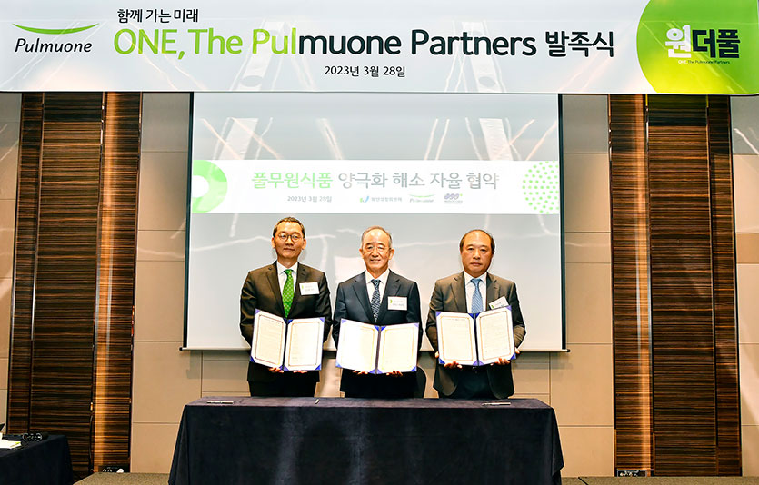 김진홍 풀무원식품 대표(왼쪽부터), 오영교 동반성장위원회 위원장, 조우권 우천식품 대표. 사진=풀무원