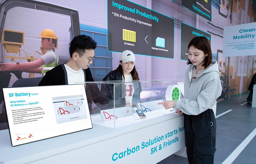 관람객들이 SK이노베이션 홍보부스 ‘Clean Mobility’존에서 SK온의 SF배터리를 보고 있다. 사진=SK이노베이션