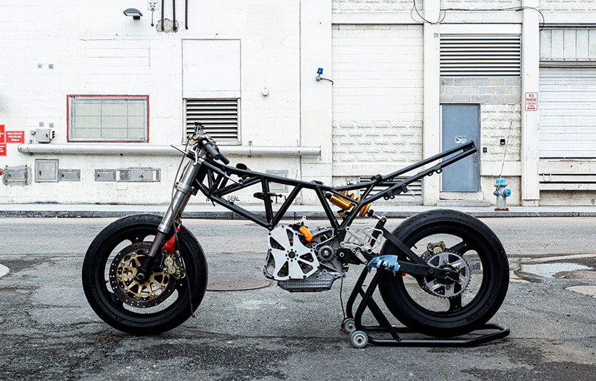 DMI와 MIT EVT가 공동 개발한 수소오토바이. 사진=두산그룹