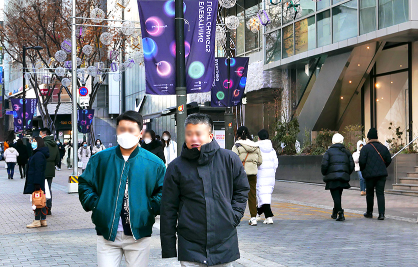 코로나19 겨울 재유행이 감소세에 접어든 가운데 11일 신규 확진자 수는 4만명대를 기록했다. 서울 중구 명동. 사진=김성미 기자