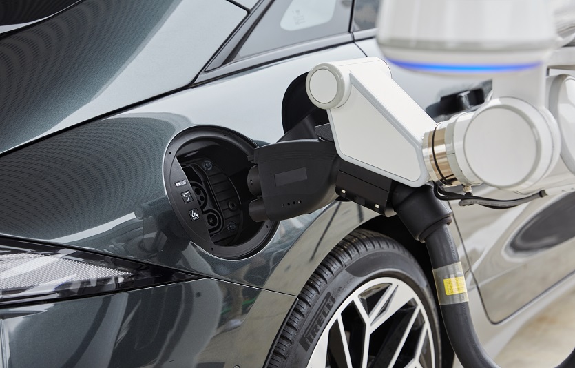 현대자동차가 전기차 자동충전 로봇 영상을 유튜브에 공개한데 이어 이달말 서울모빌리티쇼에서 선보인다. 사진=현대자동차