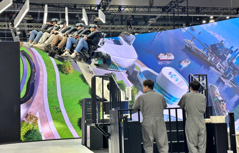 일산 킨텍스에서 열린 2023 서울모빌리티쇼에서 참관객들이 VR체험을 하고 있다. 사진=최준 기자