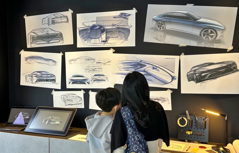 31일 개막한 2023 서울모빌리티쇼에 방문한 관람객이 자동차 디자인 스케치를 보고 있다. 사진=최준 기자