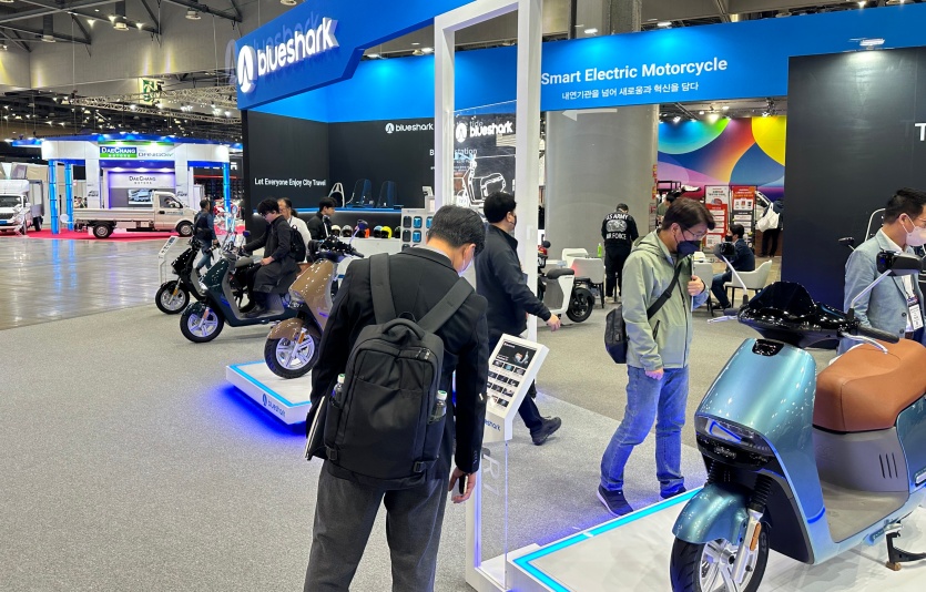 전시장에 마련된 2륜구동 모빌리티. 사진=최준 기자