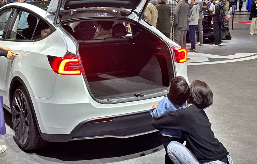 전시장을 방문한 한 관람객이 아이와 함께 차량을 보고 있다. 사진=최준 기자