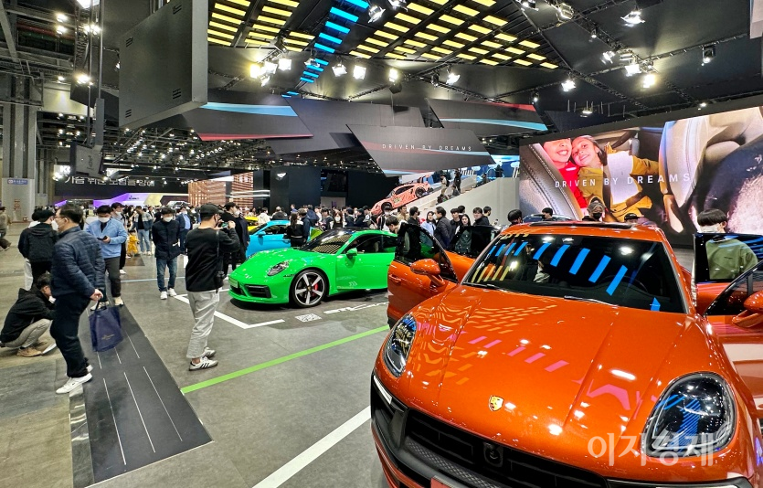 2023 서울모빌리티쇼에 다양한 포르쉐 모델이 전시돼 있다. 사진=최준 기자