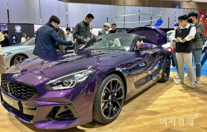관람객이 BMW 스포츠카 컨버터블 모델 Z4에 탑승해 내부를 살펴보고 있다. 사진=최준 기자