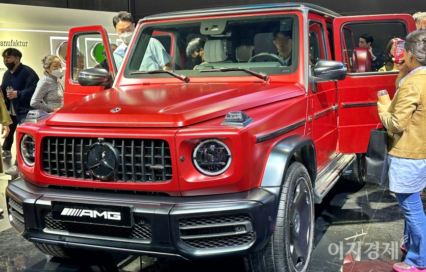 관람객이 벤츠AMG 모델에 탑승하고 있다. 사진=최준 기자
