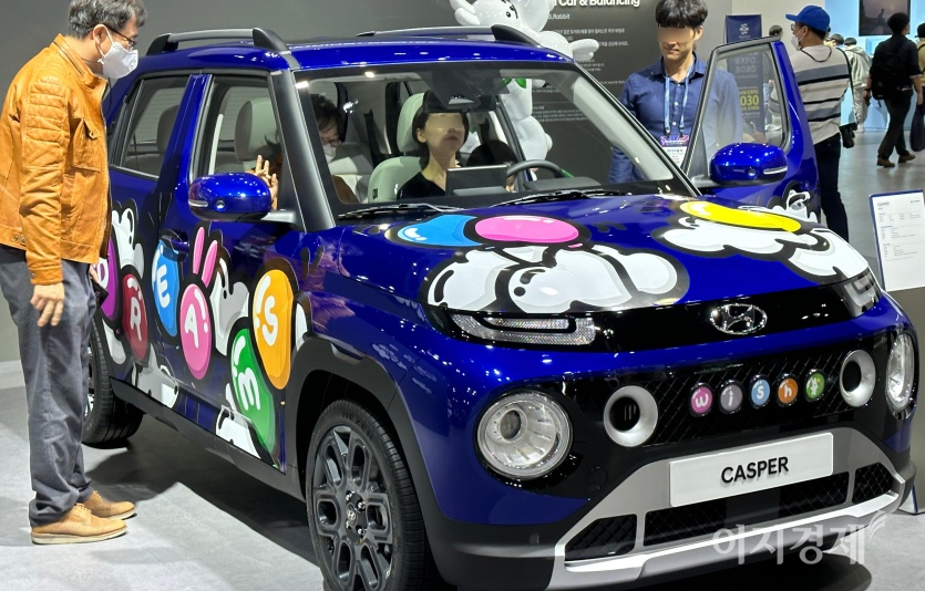 한 관람객이 현대자동차 캐스퍼에 탑승해 내부를 살펴보고 있다. 사진= 최준