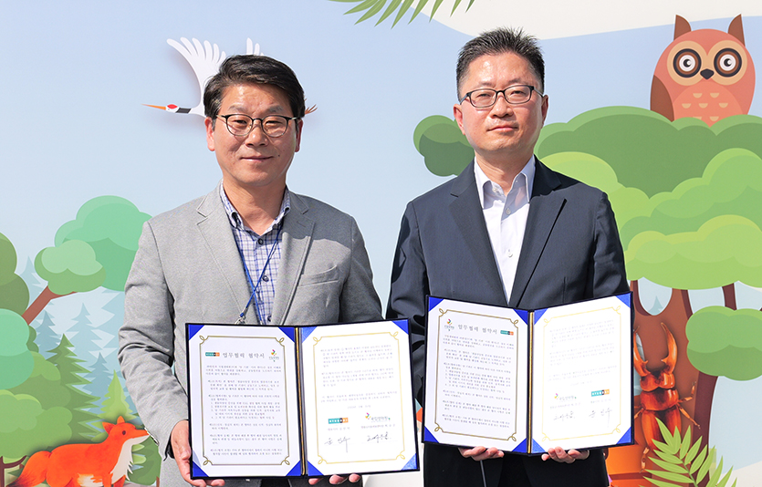 (오른쪽부터) 윤인수 한섬 경영지원본부장과 조도순 국립생태원장이 ‘멸종위기종 보전 및 생물 다양성 증진을 위한 업무협약(MOU)’을 체결하고 기념사진을 촬영하고 있다. 사진=한섬
