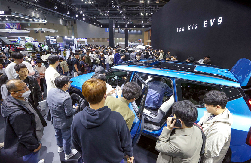 4월1일 킨텍스 2023서울모빌리티쇼 현장. 기아 부스를 찾은 관람객들이 세계 최초로 공개된 전기 SUV EV9을 살펴보고 있다. 사진=2023서울모빌리티쇼조직위원회