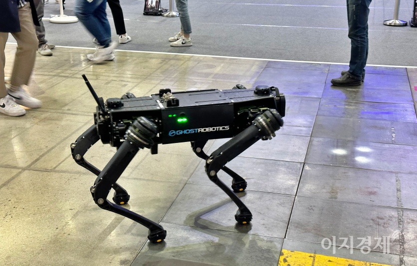 고스트로보틱스 4족 보행 로봇 비전60. 사진=최준 기자