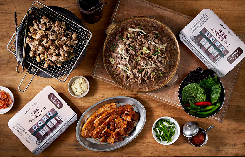 동원디어푸드가 운영하는 신선식품 전문 온라인몰 ‘더반찬&’은 노포 전문가 박찬일 셰프와 협업해 ‘노포의 맛 양념육’ 3종‘을 출시했다. 사진=동원디어푸드