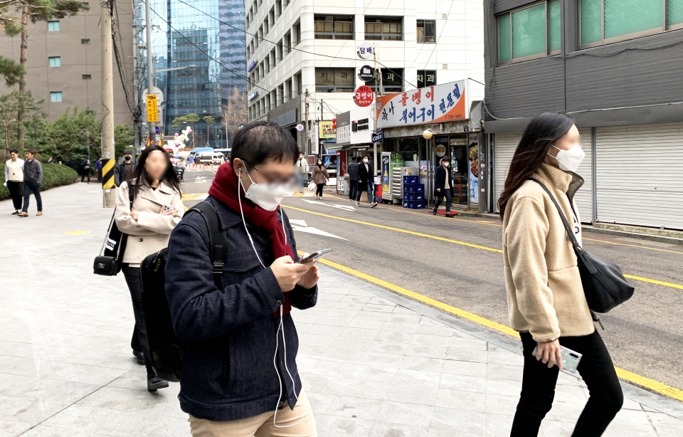 정부는 이달 20일부터 대중교통에서도 마스크 착용 의무를 해제하고 자율로 전환한다. 서울 을지로. 사진=김성미 기자