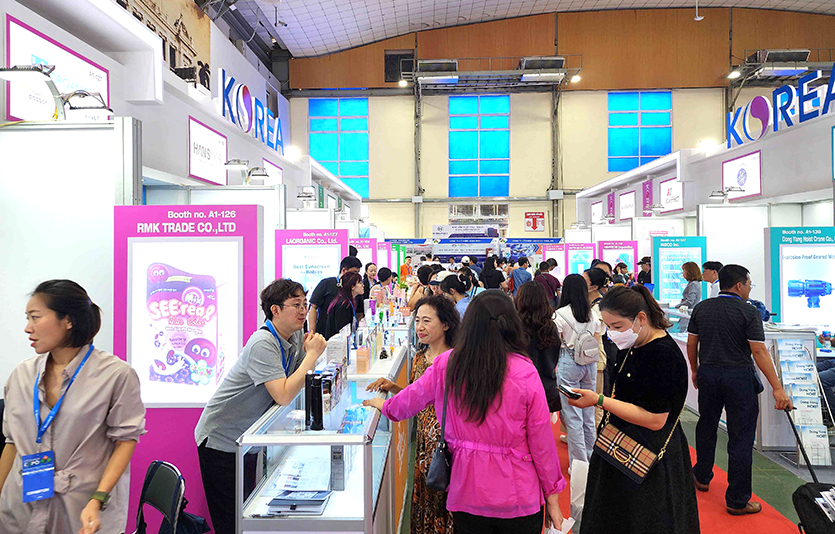 베트남 엑스포 방문객들이 한국관의 부스를 둘러보고 있다. 사진=코트라
