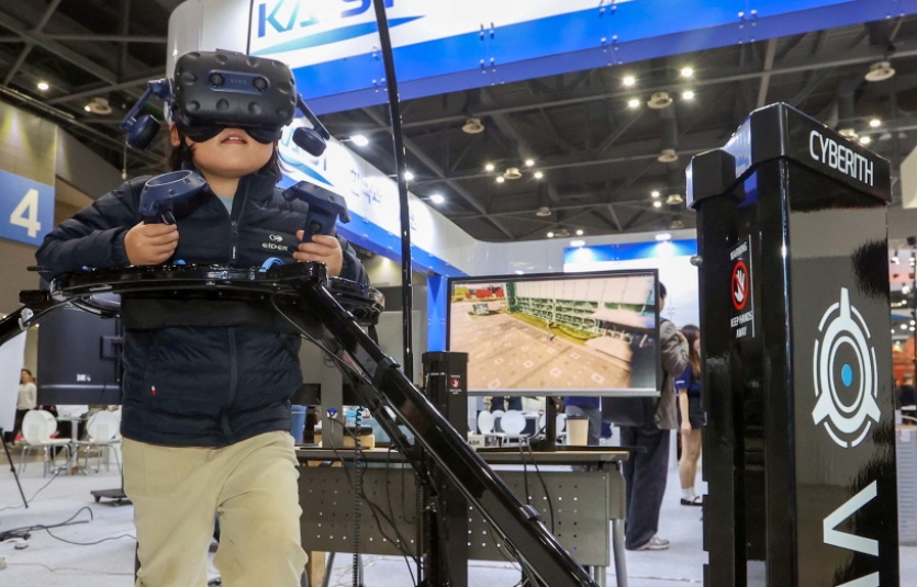 한 어린 관람객이 2023 서울모빌리티쇼에서 메타버스를 체험하고 있다. 사진=서울모빌리티쇼조직윈원회