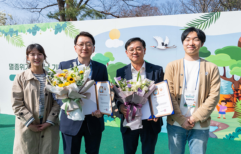 이주한 효성첨단소재 커뮤니케이션실 상무(왼쪽 두번째), 최형식 효성화학 커뮤니케이션실 상무(오른쪽 두번째)와 효성 임직원들. 사진=효성