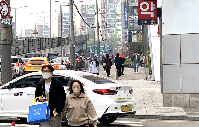 코로나19 유행 감소세가 정체된 가운데 6일 1만여명의 신규확진자가 추가됐다. 사진=김성미 기자