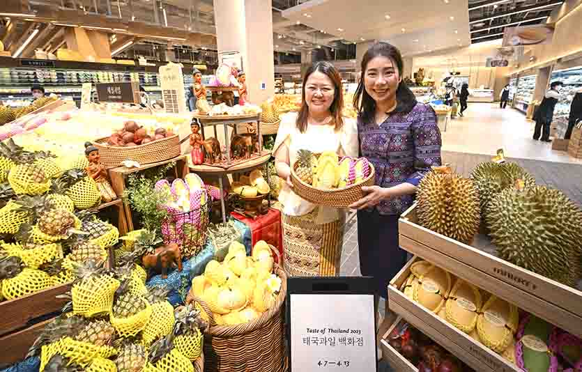 주한태국상무공사관이 현대백화점과 함께 ‘태국과일백화점’프로모션을 개최했다. 왼쪽부터 차난야 판나락싸 태국상무공사, 현대백화점 이창현 수석, 반차 은용쫑짜른 공사. 사진=현대백화점