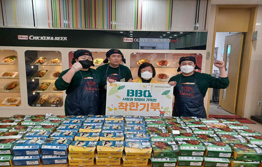 제너시스BBQ가 대한적십자사 경기도지사 광주지구협의회가 함께 올해 첫 착한기부를 진행하고 있다. 사진=제너시스BBQ