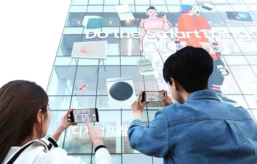 삼성스토어 청담점에 설치된 초소형 옥외광고 ‘갤럭시력표’. A4 절반 정도 크기로 갤럭시 S23 울트라 카메라의 100배 줌 기능을 이용해 촬영이 가능하다. 사진=삼성전자