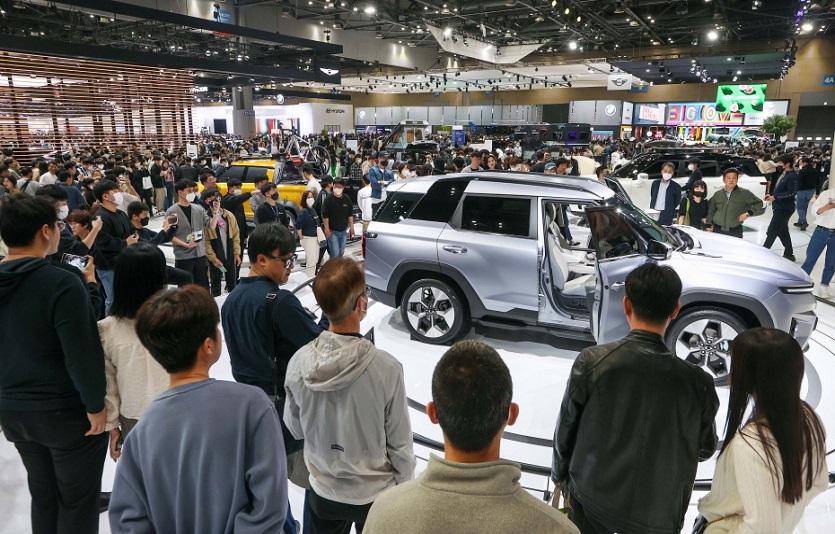 사진자료 3_경기도 고양시 킨텍스에서 총 열흘간 열린 2023서울모빌리티쇼 현장. KG모빌리티 부스를 찾은 관람객들이 출품 차량을 살펴보고 있다.jpg