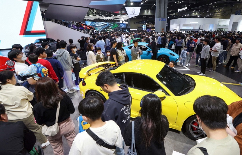 사진자료 6_경기도 고양시 킨텍스에서 총 열흘간 열린 2023서울모빌리티쇼 현장. 포르쉐 부스를 찾은 관람객들이 출품 차량을 살펴보고 있다.jpg