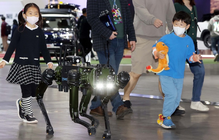 사진자료 7_경기도 고양시 킨텍스에서 총 열흘간 열린 2023서울모빌리티쇼 현장. 고스트로보틱스 The Vision 60이 전시장을 돌아다니고 있다.jpg