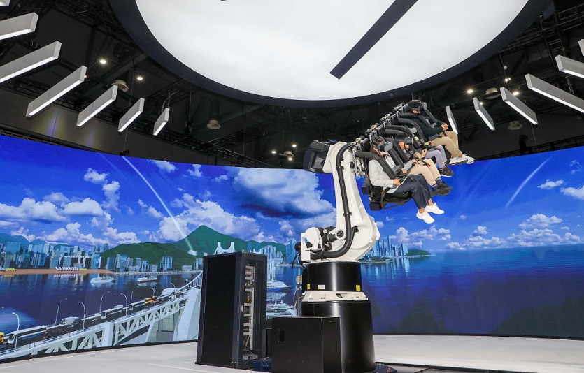 사진자료 8_경기도 고양시 킨텍스에서 총 열흘간 열린 2023서울모빌리티쇼 현장. SK텔레콤 부스를 찾은 관람객들이 SKT-UAM 01을 체험하고 있다.jpg